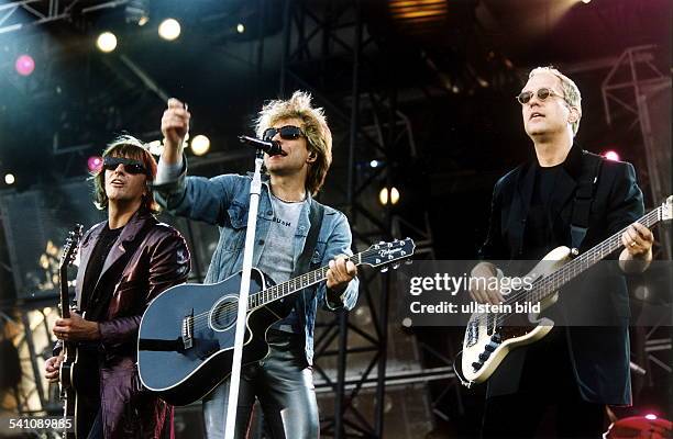 Rockmusiker, USAmit dem Gitarristen Richard Sambora und dem Bassisten Hugh McDonald bei einem Konzert im Georg Melches Stadion in Essen