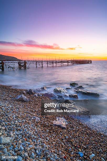 totland pier - bahía de freshwater isla de wight fotografías e imágenes de stock