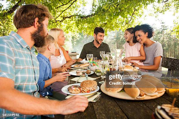 picknick im freien spaß - garden table stock-fotos und bilder