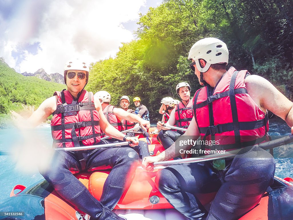 Rafting in una giornata di sole