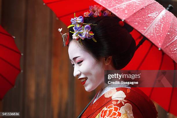 chica maiko - prefectura-de-kioto fotografías e imágenes de stock