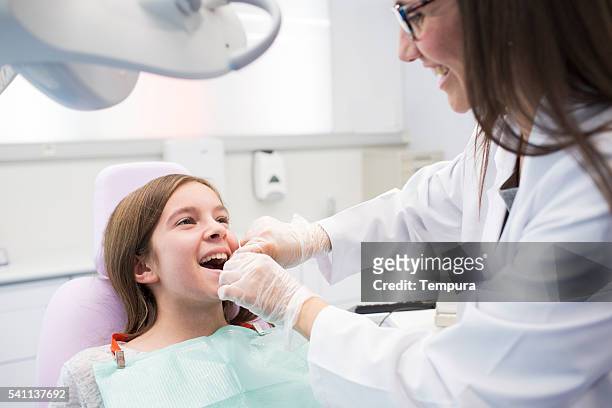 若い女の子の歯科医ます。 - 小児歯科 ストックフォトと画像