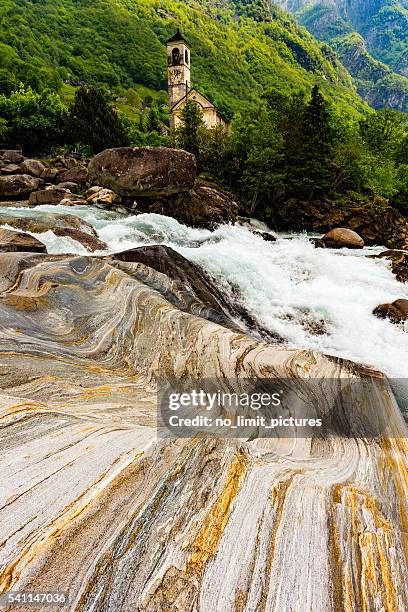 wunderschöne natur und kirche in verzascatal in der schweiz - valle verzasca stock-fotos und bilder