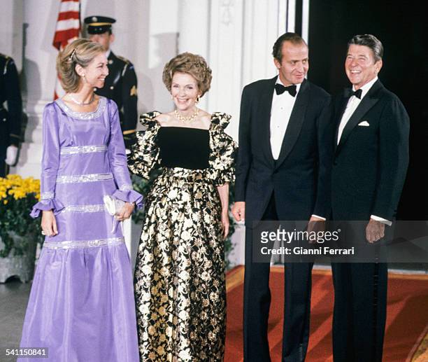 Spanish Kings Juan Carlos of Borbon and Sofia of Greece before the gala dinner hosted by the American President Ronald Reagan and his wife Nancy at...