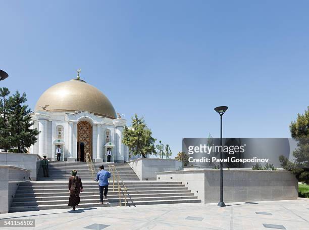 tourist visiting the niyazov mausoleum next to the turkmenbashi ruhy mosque or gypjak mosque, ashgabat, turkmenistan - ashgabat turkmenistan fotografías e imágenes de stock