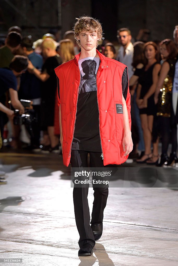 Raf Simons Fashion Show - Pitti 90.