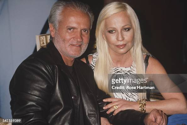 grote Oceaan roltrap salon 20,926 Donatella Versace Photos and Premium High Res Pictures - Getty Images