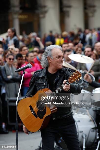 Singer and guitarist Riccardo Fogli of Italian band The Pooh shooting unexpectedly the new videoclip for their song "Chi fermer la musica" in Piazza...