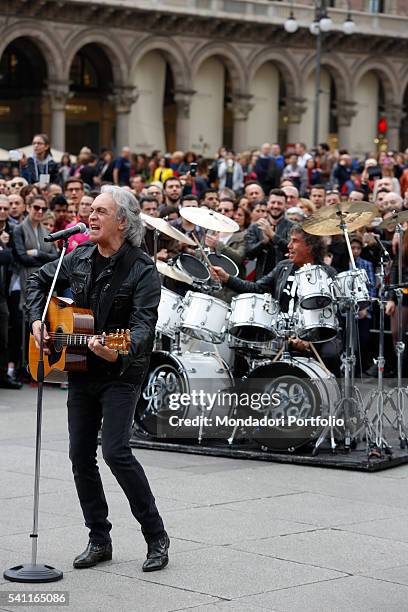 Italian band The Pooh shooting unexpectedly the new videoclip for their song "Chi fermer la musica" in Piazza del Duomo, in front of thousands of...