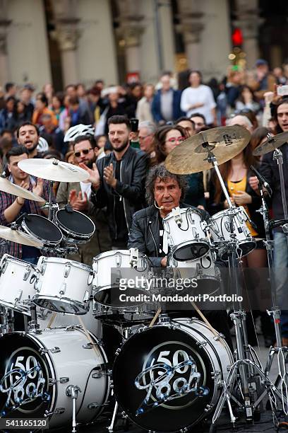 Drummer Stefano D'Orazio of Italian band The Pooh shooting unexpectedly the new videoclip for their song "Chi fermer la musica" in Piazza del Duomo,...