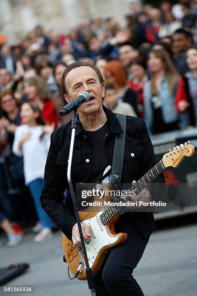 Singer and guitarist Dodi Battaglia of Italian band The Pooh shooting unexpectedly the new videoclip for their song "Chi fermer la musica" in Piazza...