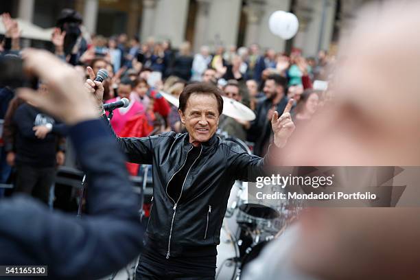 Singer and keyboard player Roby Facchinetti of Italian band The Pooh shooting unexpectedly the new videoclip for their song "Chi fermer la musica"...