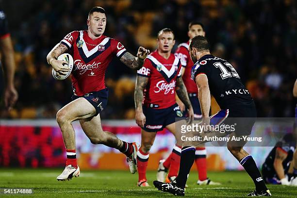 Shaun Kenny-Dowall of the Roosters makes a run at Simon Mannering of the Warriors during the round 15 NRL match between the New Zealand Warriors and...