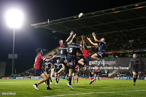 David Fusitu'a, Solomone Kata and Ken Maumalo of the Warriors go after the high ball against Shaun Kenny-Dowall of the Roosters during the round 15...