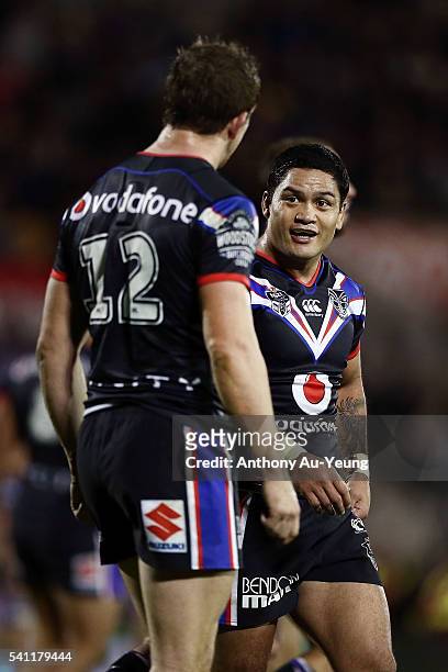 Issac Luke of the Warriors talks to his captain Ryan Hoffman during the round 15 NRL match between the New Zealand Warriors and the Sydney Roosters...