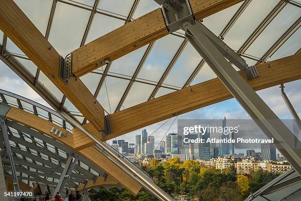 louis vuitton foundation at bois de boulogne - fondation louis vuitton stock pictures, royalty-free photos & images