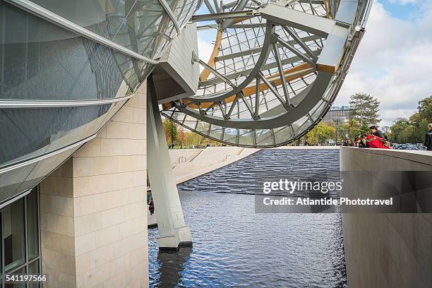 louis vuitton foundation at bois de boulogne - louis vuitton foundation stockfoto's en -beelden