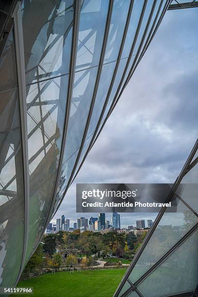 louis vuitton foundation at bois de boulogne - louis vuitton foundation stockfoto's en -beelden