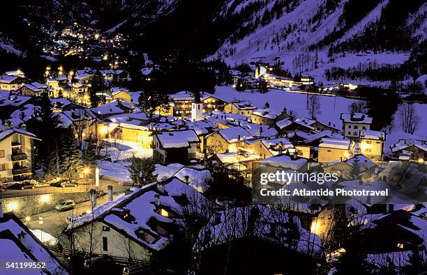 view of entreves at night - courmayeur stock-fotos und bilder
