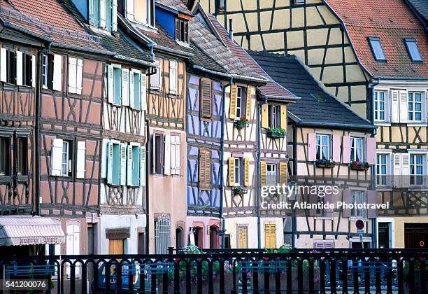 half-timber row houses in colmar - alsazia foto e immagini stock