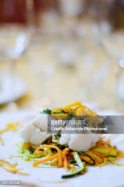 rollamina di spatola all'arancia e scaglie di ortaggi all'aglio fresco - arancia fotografías e imágenes de stock