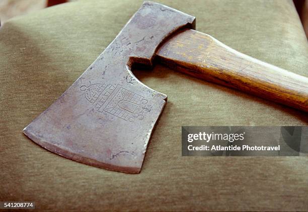 historic hatchet - hacha fotografías e imágenes de stock