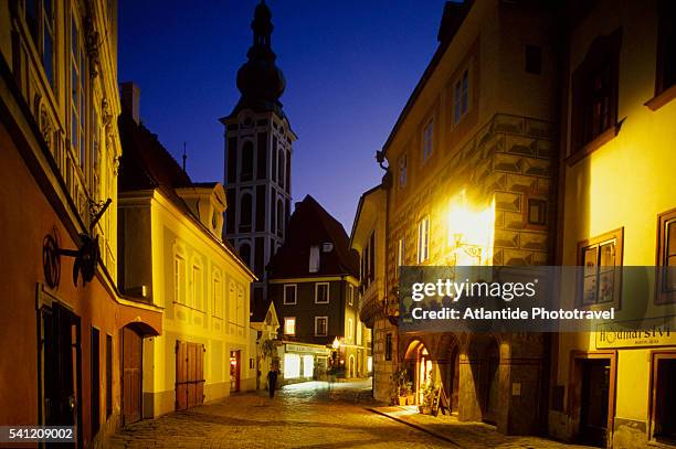 street in cesky krumlov at dusk - cesky krumlov stockfoto's en -beelden