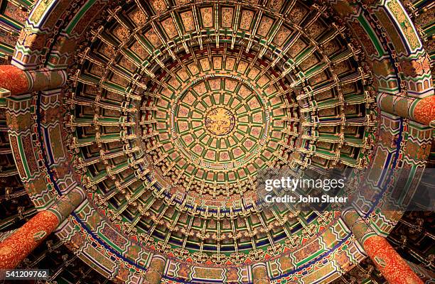 ceiling of chinese temple - temple of heaven imagens e fotografias de stock