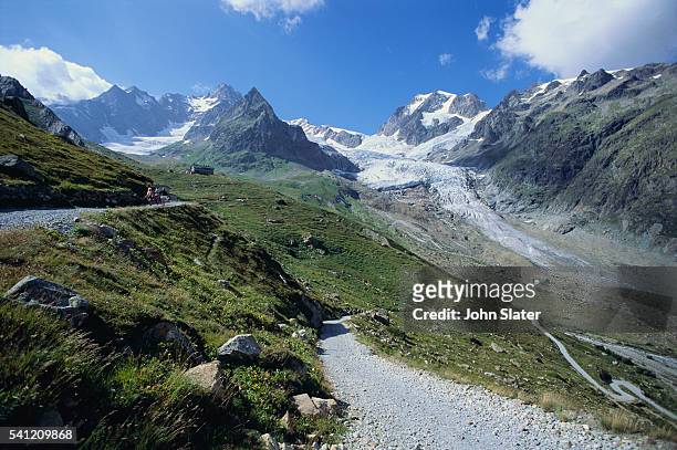 mountain pass - ghiacciai foto e immagini stock