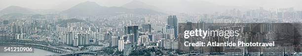 the han (hangang) river and the town near mapo bridge from the viewpoint of 63 city building (63 sky art gallery) - mapo bridge photos et images de collection