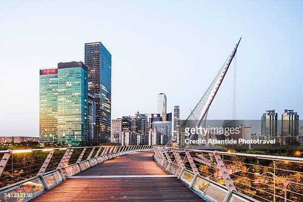 the saetgang bridge (footbridge) and yeouido, seoul's main business and investment banking district - seoul stock-fotos und bilder