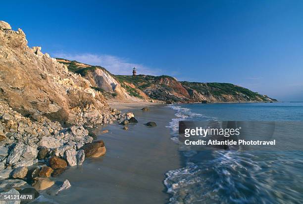coastline and lighthouse in martha's vineyard - marthas vineyard stock-fotos und bilder