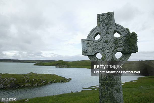 celtic cross on the isle of lewis - keltisch stock-fotos und bilder