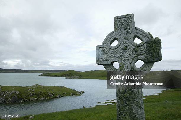 celtic cross on the isle of lewis - celtic fotografías e imágenes de stock