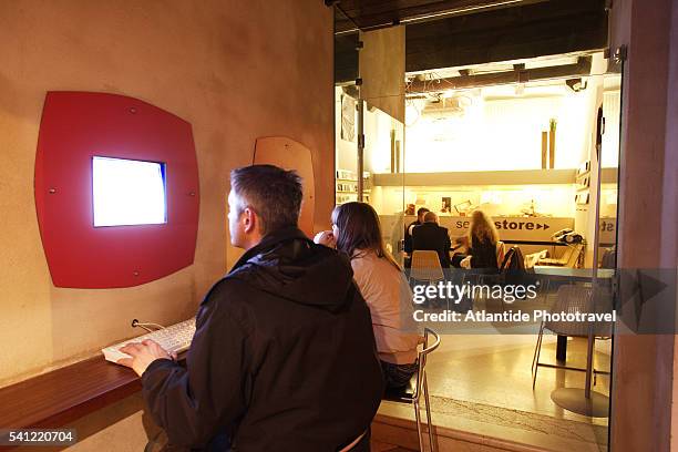 Netcafe Food Internet Cafe Photos Photos and Premium High Res Pictures - Getty Images