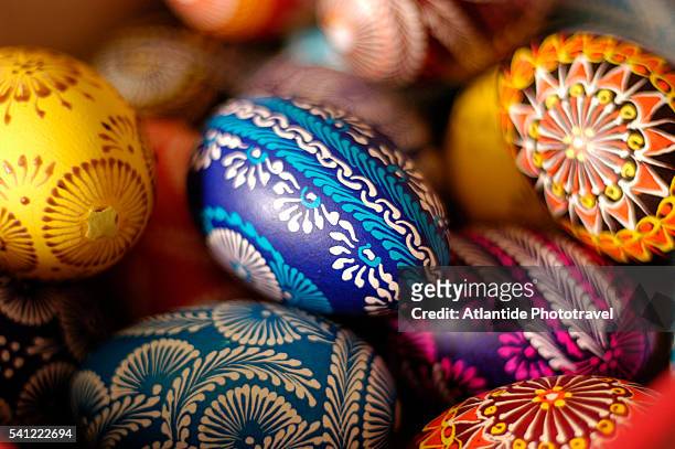 colorful easter eggs - pascua fotografías e imágenes de stock