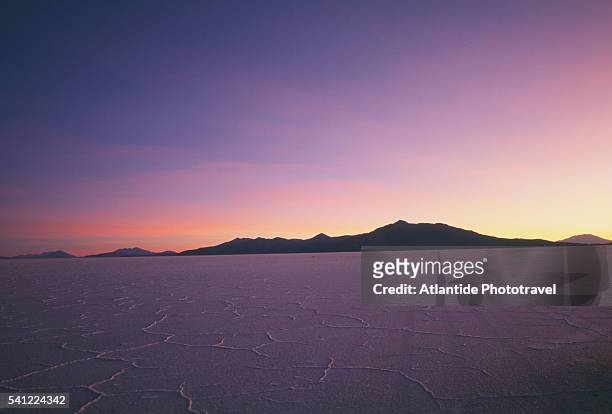 salar de uyuni at sunset - see salt lake stock-fotos und bilder