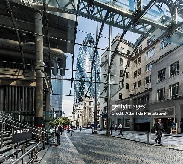 lloyds building and the swiss re tower - wolkenkratzer swiss re tower stock-fotos und bilder