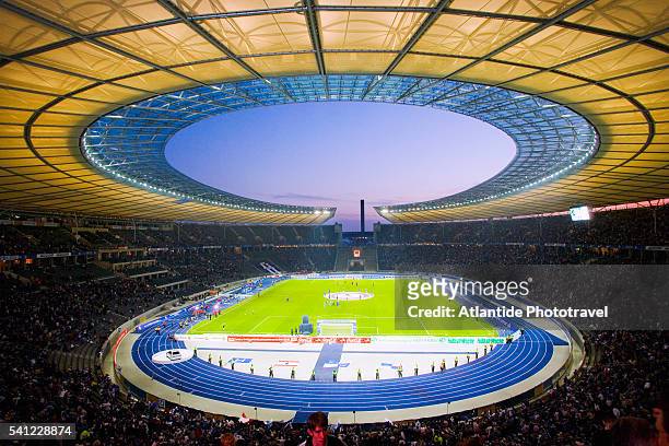 soccer game at olympic stadium - olympiastadion berlin stock pictures, royalty-free photos & images