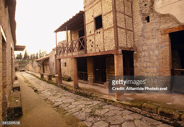 cardo iv and the house of the wooden cabinet in herculaneum - herculaneum stock pictures, royalty-free photos & images