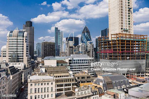 the swiss re tower in london - wolkenkratzer swiss re tower stock-fotos und bilder