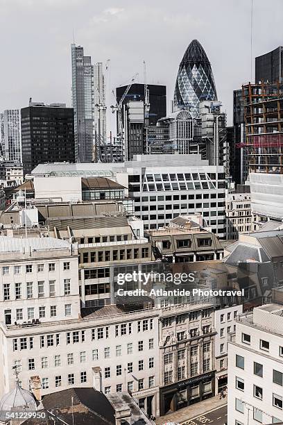 the swiss re tower in london - wolkenkratzer swiss re tower stock-fotos und bilder