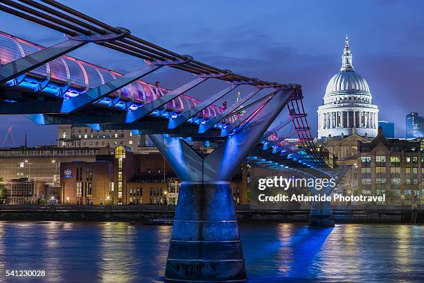 the millennium bridge, the dome of st paul's cathedral and the river thames - ミレニアムブリッジ ストックフォトと画像
