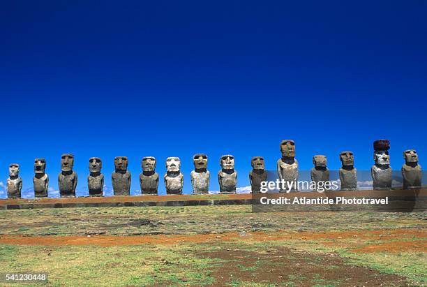 moai at ahu tongariki - easter island fotografías e imágenes de stock