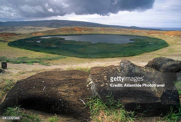 rano raraku volcano crater - ilha de páscoa imagens e fotografias de stock