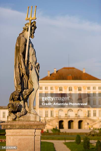 statue in the garden of schloss nymphenburg - palacio de nymphenburg fotografías e imágenes de stock
