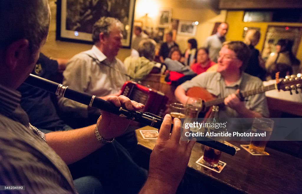 O'Connor's Pub, playing music