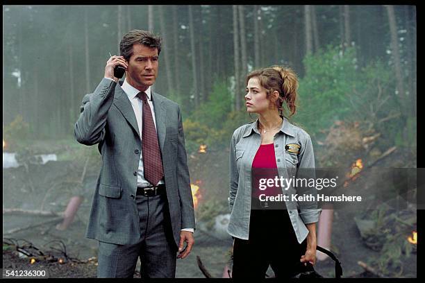 Pierce Brosnan and American actress Denise Richards on the set of the film by Michael Apted.