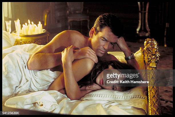 Pierce Brosnan and Sophie Marceau on the set of the film by Michael Apted.