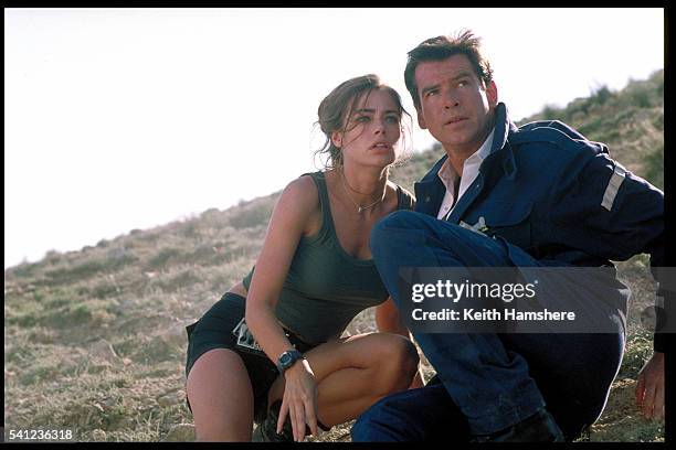 Denise Richards and Pierce Brosnan on the set of the film 'The World is not Enough' by Michael Apted.